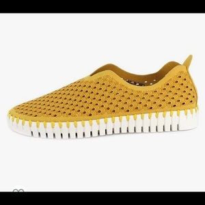 Ilse Jacobsen tulip golden rod shoes. Size 9/39.